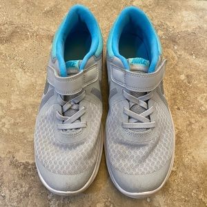 Nike Revolution 4 Kids Running Shoes! Size 3Y!💙